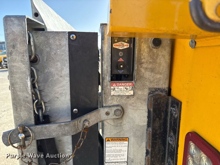 image for item EJ4552 2018 Ford F350 Super Duty XL utility bed pickup truck