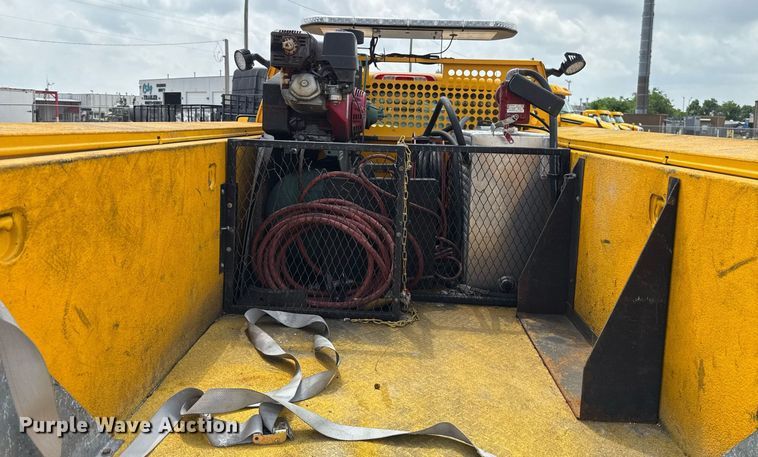 image for item EJ4553 2017 Chevrolet Silverado 3500HD utility bed pickup truck