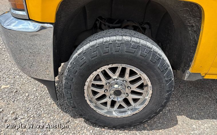 image for item EJ4553 2017 Chevrolet Silverado 3500HD utility bed pickup truck