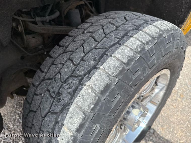 image for item EJ4553 2017 Chevrolet Silverado 3500HD utility bed pickup truck