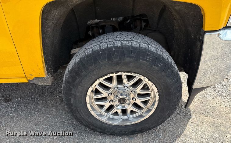 image for item EJ4553 2017 Chevrolet Silverado 3500HD utility bed pickup truck