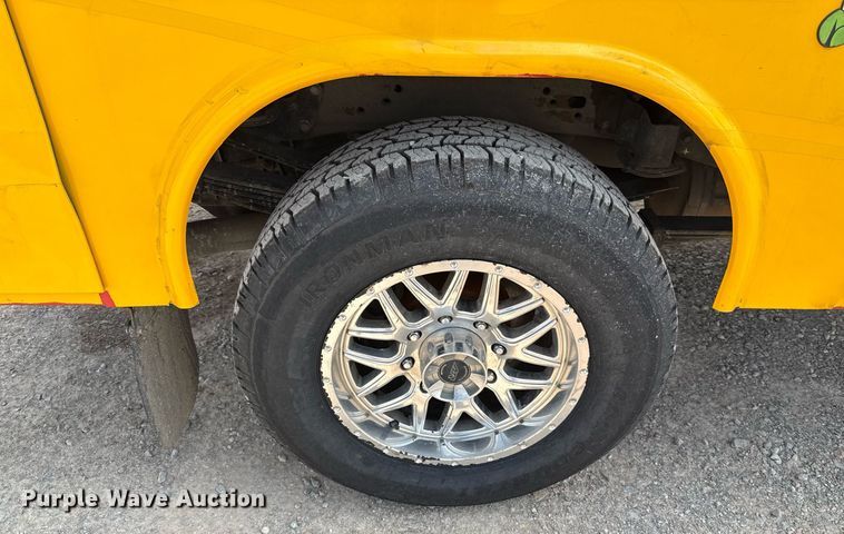 image for item EJ4553 2017 Chevrolet Silverado 3500HD utility bed pickup truck