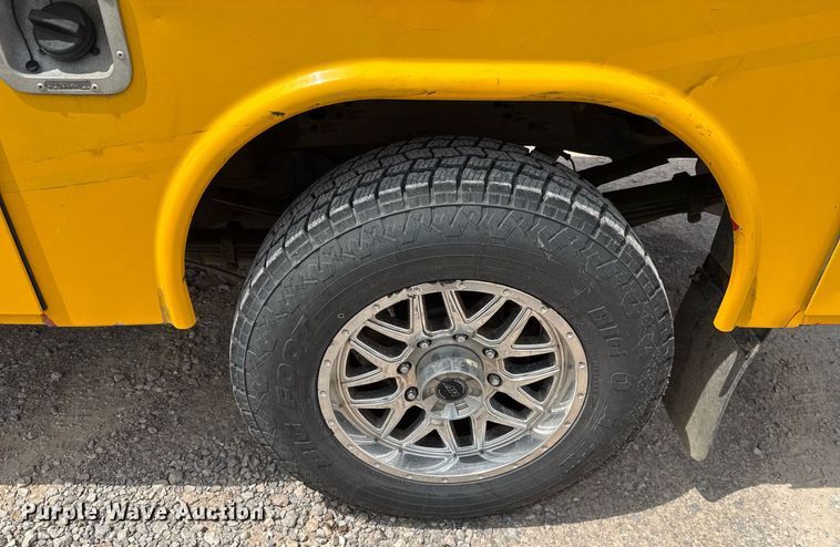 image for item EJ4553 2017 Chevrolet Silverado 3500HD utility bed pickup truck