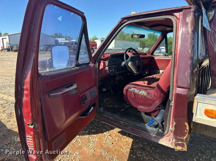 image for item EJ8678 1988 Ford F450 Super Duty rollback truck