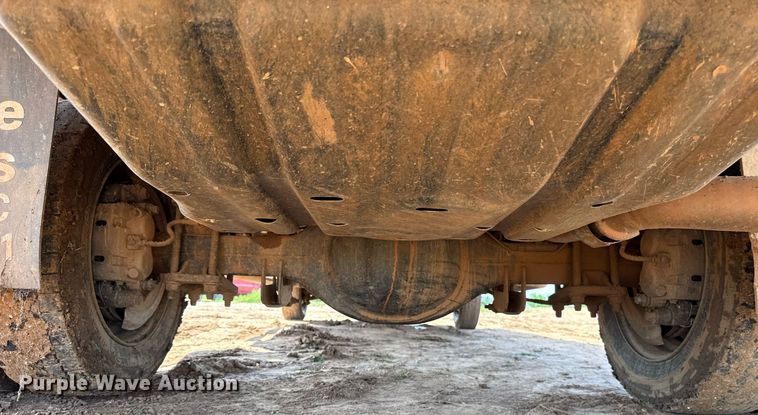 image for item EJ8774 2014 Ford F550 Crew Cab flatbed truck