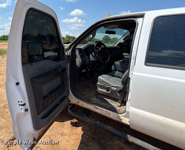 image for item EJ8774 2014 Ford F550 Crew Cab flatbed truck