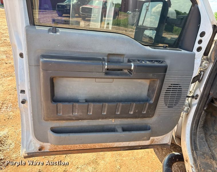 image for item EJ8774 2014 Ford F550 Crew Cab flatbed truck