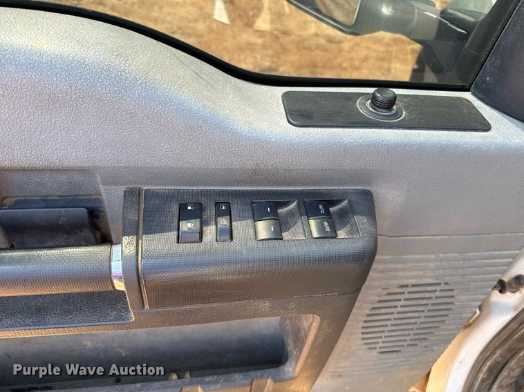 image for item EJ8774 2014 Ford F550 Crew Cab flatbed truck