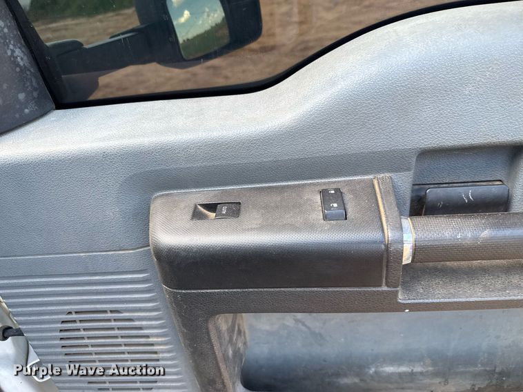 image for item EJ8774 2014 Ford F550 Crew Cab flatbed truck