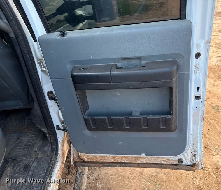 image for item EJ8774 2014 Ford F550 Crew Cab flatbed truck