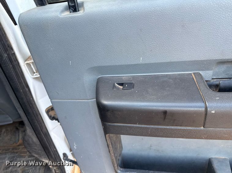 image for item EJ8774 2014 Ford F550 Crew Cab flatbed truck