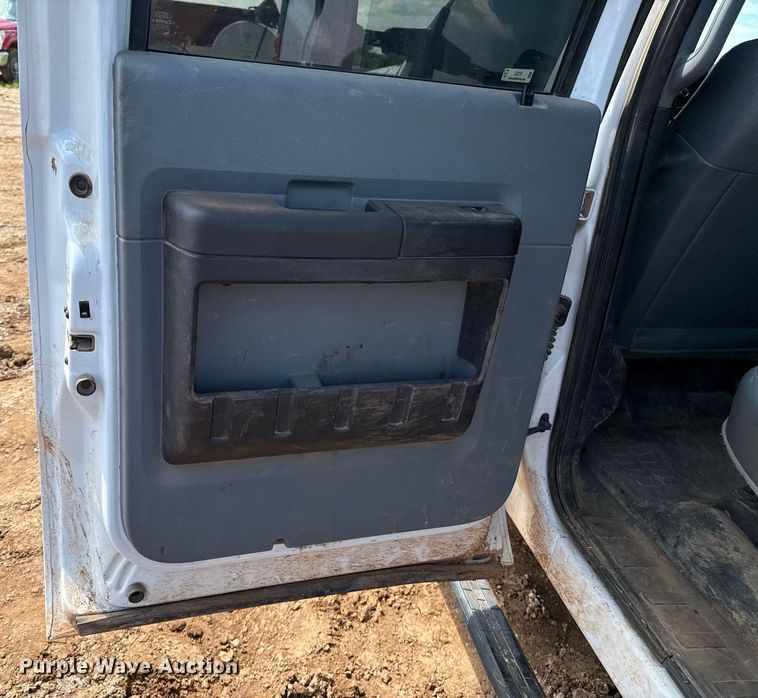 image for item EJ8774 2014 Ford F550 Crew Cab flatbed truck