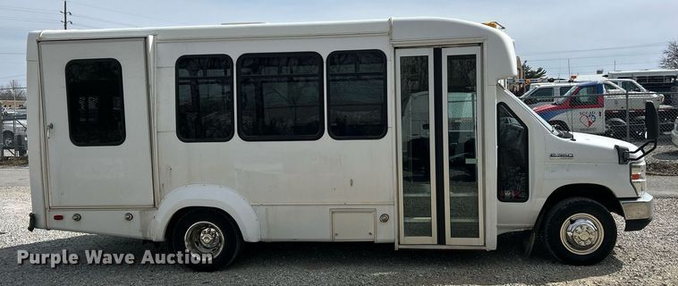 image for item EK2786 2011 Ford E350 Super Duty shuttle bus