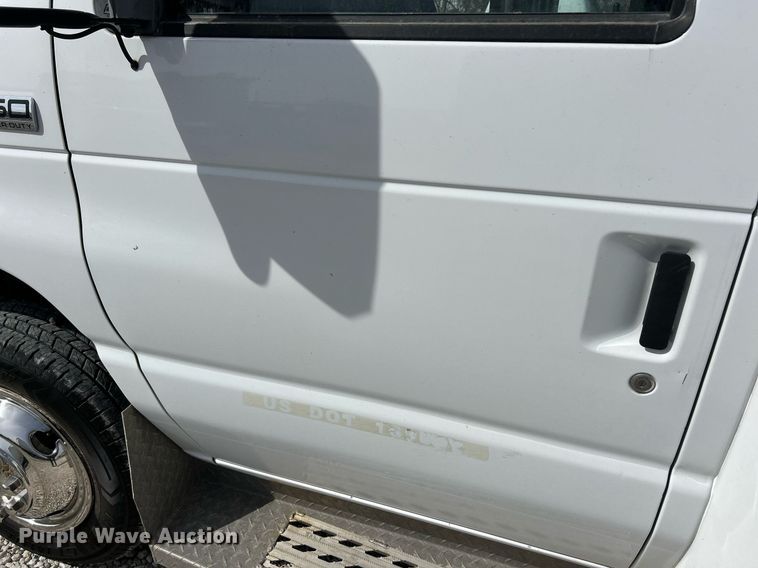 image for item EK2786 2011 Ford E350 Super Duty shuttle bus