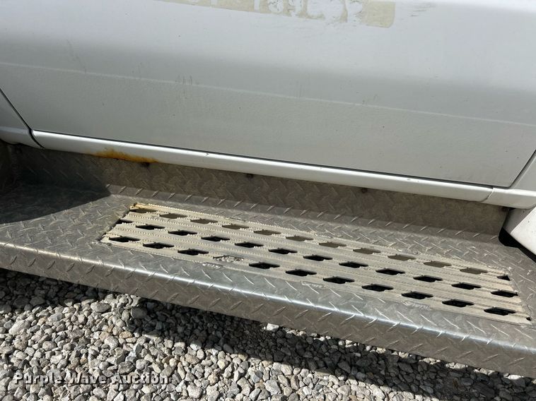 image for item EK2786 2011 Ford E350 Super Duty shuttle bus