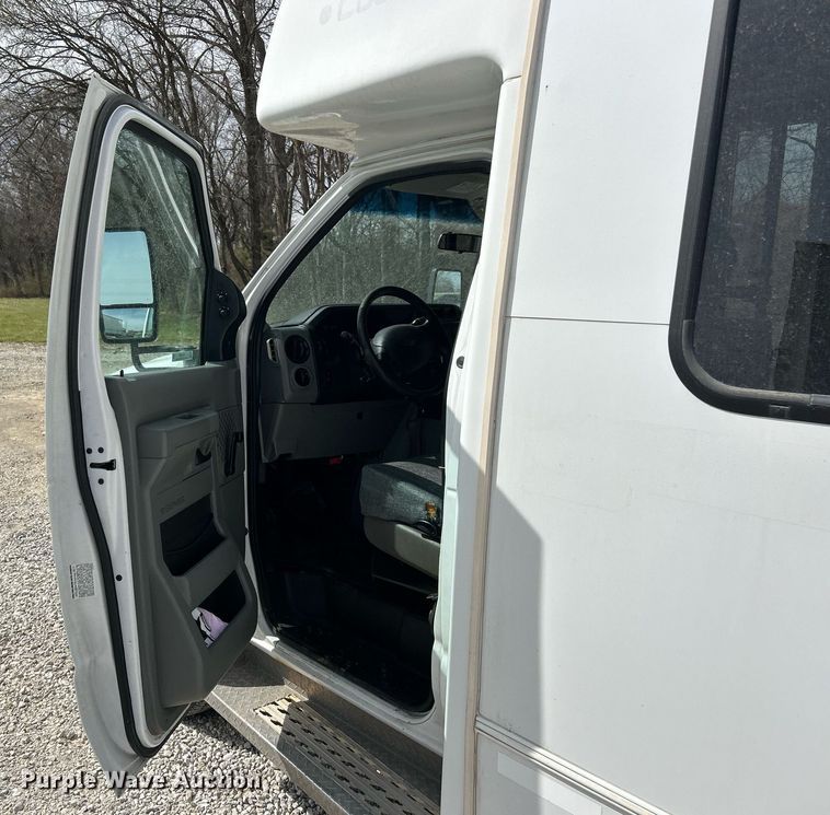 image for item EK2786 2011 Ford E350 Super Duty shuttle bus