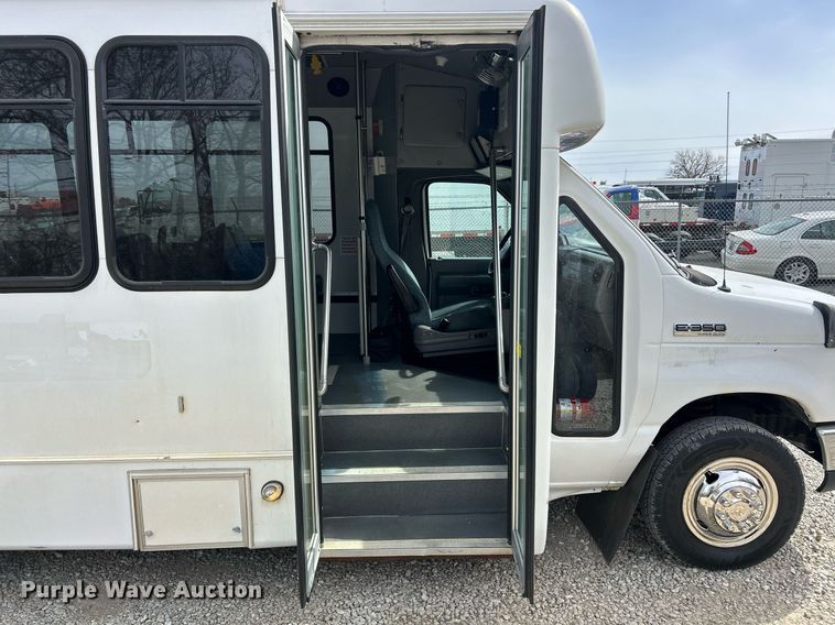 image for item EK2786 2011 Ford E350 Super Duty shuttle bus