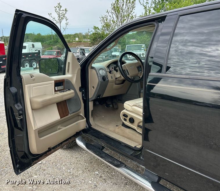 image for item EK8032 2004 Ford F150 Lariat SuperCrew pickup truck