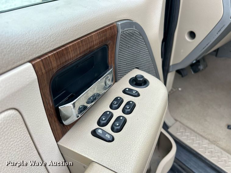 image for item EK8032 2004 Ford F150 Lariat SuperCrew pickup truck