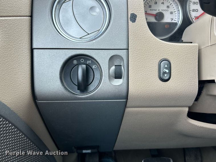 image for item EK8032 2004 Ford F150 Lariat SuperCrew pickup truck