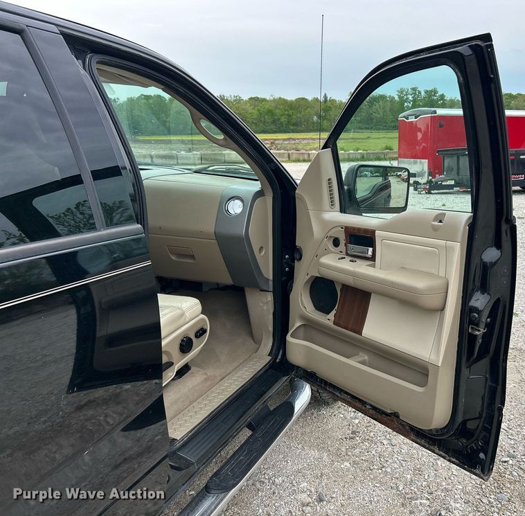 image for item EK8032 2004 Ford F150 Lariat SuperCrew pickup truck