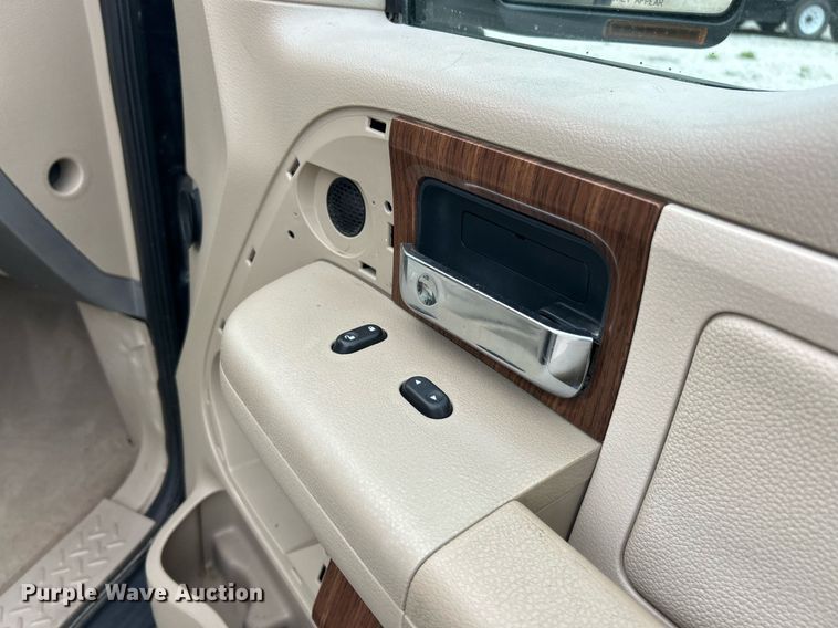 image for item EK8032 2004 Ford F150 Lariat SuperCrew pickup truck