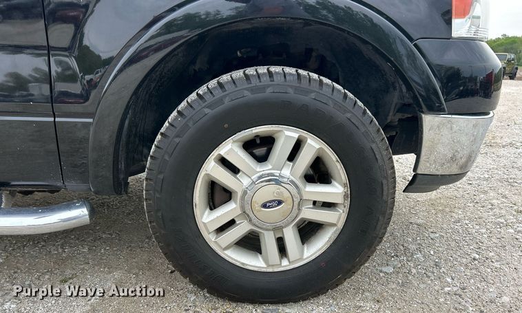 image for item EK8032 2004 Ford F150 Lariat SuperCrew pickup truck