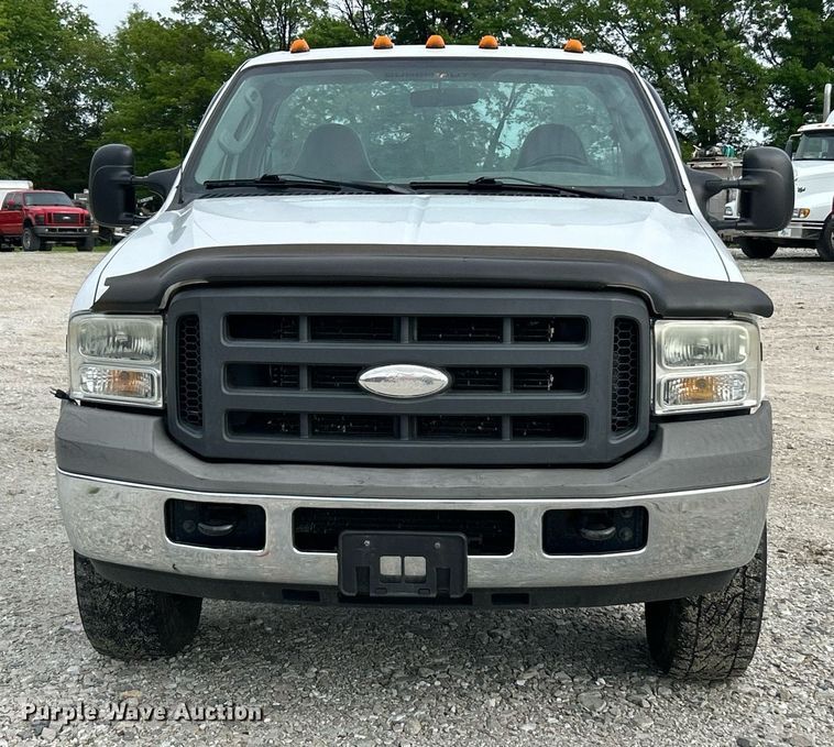 image for item EK8033 2005 Ford F350 Super Duty XL pickup truck