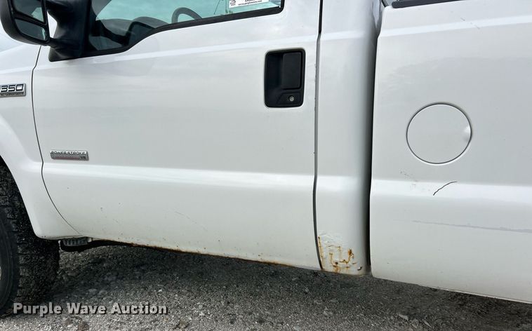image for item EK8033 2005 Ford F350 Super Duty XL pickup truck
