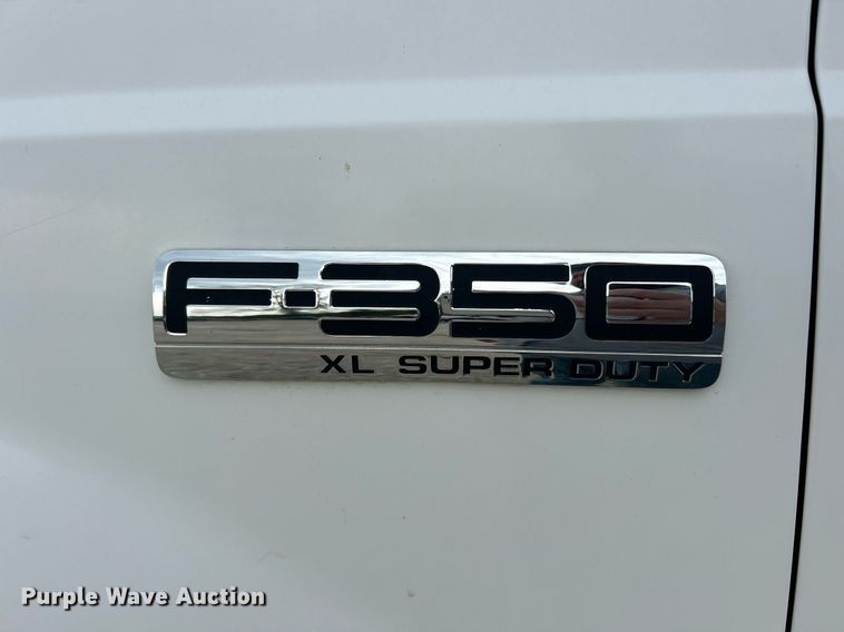 image for item EK8033 2005 Ford F350 Super Duty XL pickup truck
