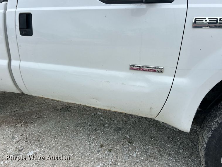 image for item EK8033 2005 Ford F350 Super Duty XL pickup truck