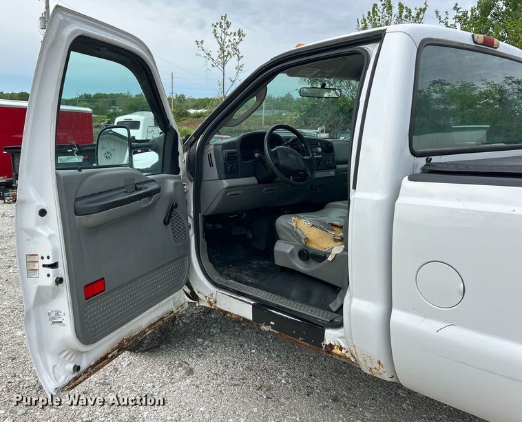 image for item EK8033 2005 Ford F350 Super Duty XL pickup truck