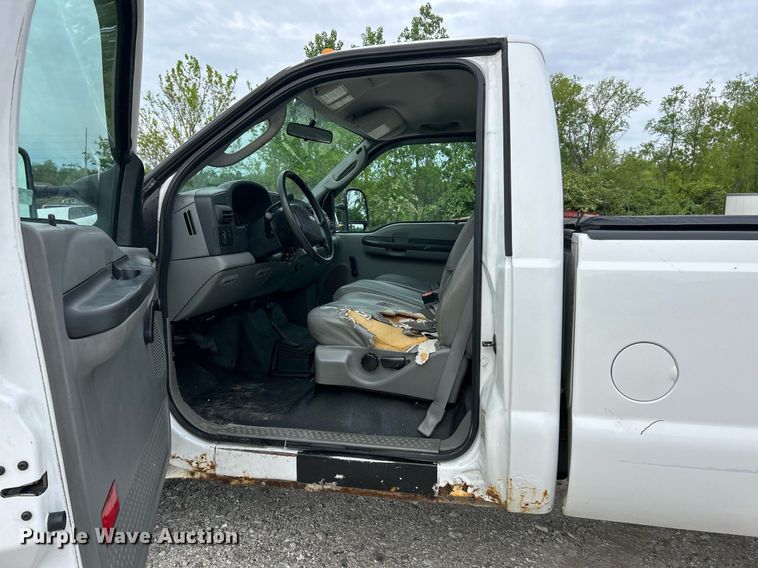 image for item EK8033 2005 Ford F350 Super Duty XL pickup truck