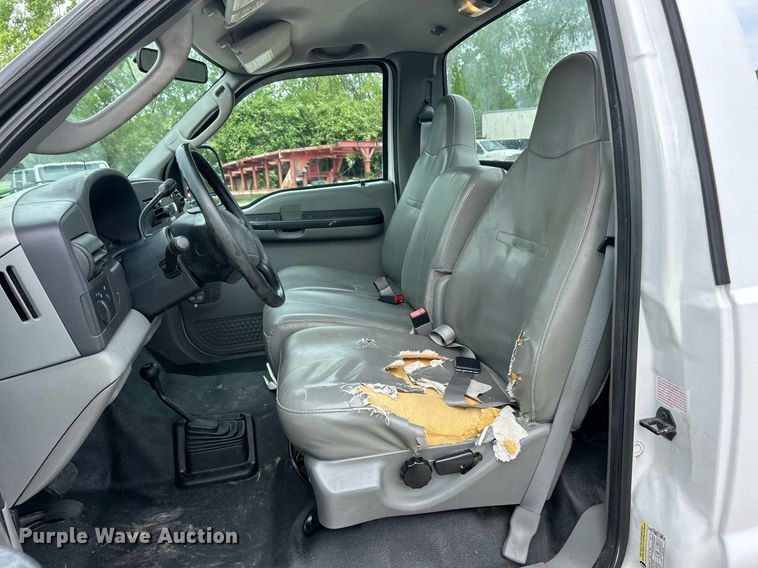 image for item EK8033 2005 Ford F350 Super Duty XL pickup truck