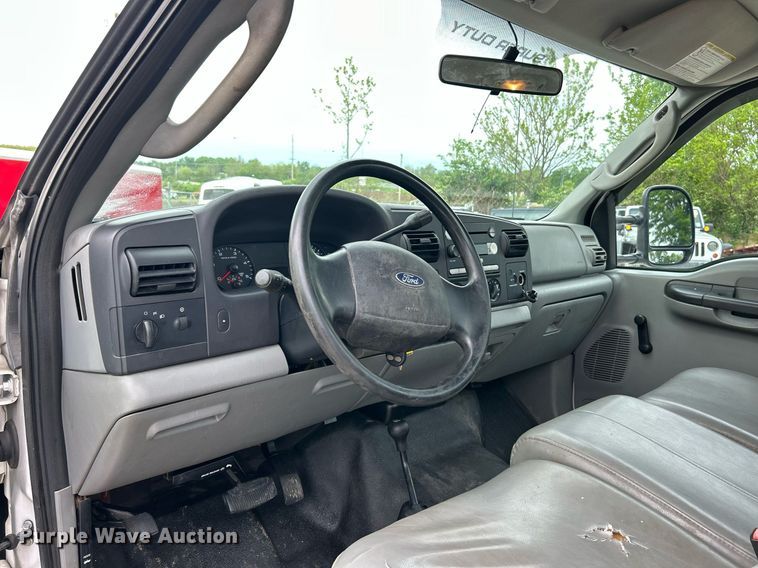 image for item EK8033 2005 Ford F350 Super Duty XL pickup truck