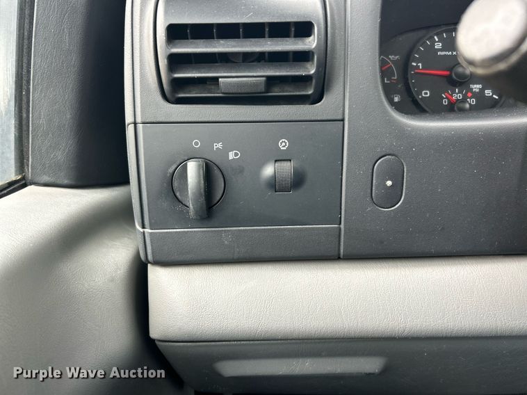 image for item EK8033 2005 Ford F350 Super Duty XL pickup truck