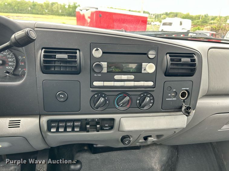 image for item EK8033 2005 Ford F350 Super Duty XL pickup truck