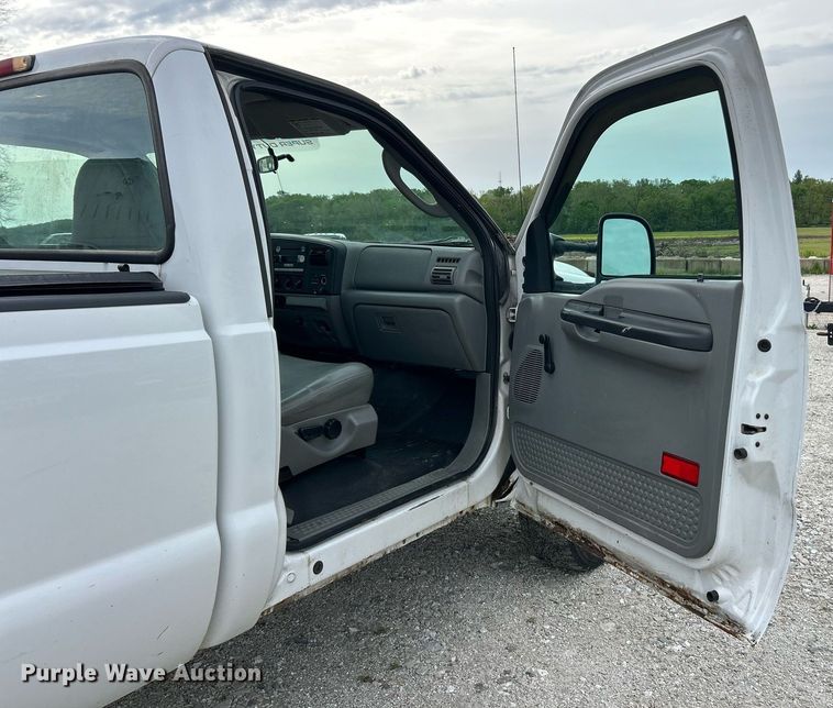 image for item EK8033 2005 Ford F350 Super Duty XL pickup truck