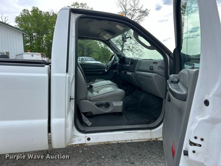 image for item EK8033 2005 Ford F350 Super Duty XL pickup truck