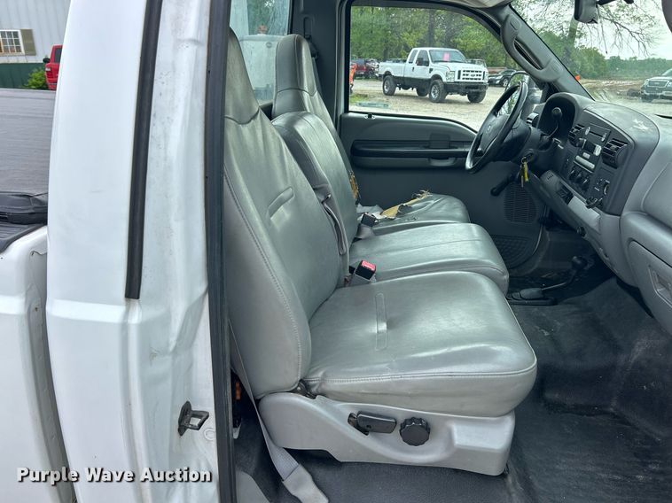 image for item EK8033 2005 Ford F350 Super Duty XL pickup truck