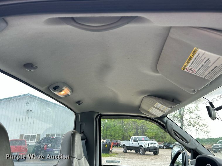 image for item EK8033 2005 Ford F350 Super Duty XL pickup truck