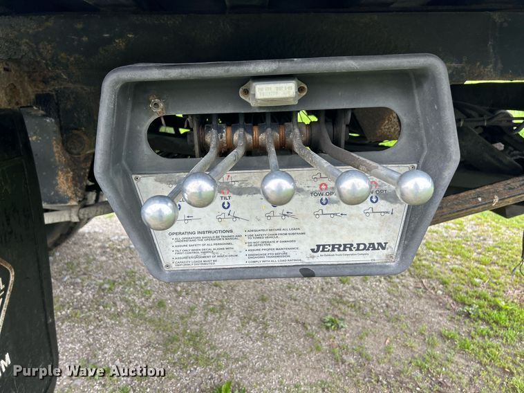 image for item EK8036 2005 International 4300 rollback truck