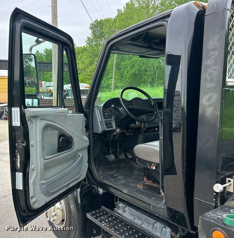 image for item EK8036 2005 International 4300 rollback truck
