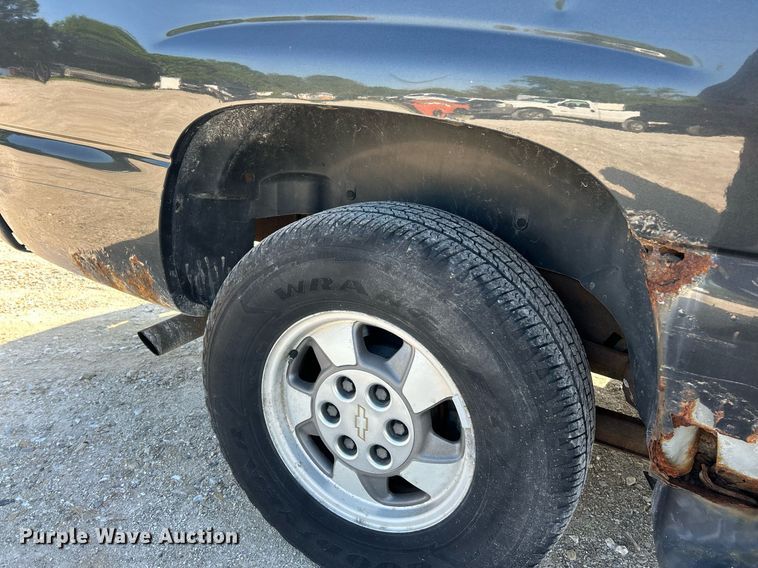 image for item EK8061 2003 Chevrolet Suburban SUV