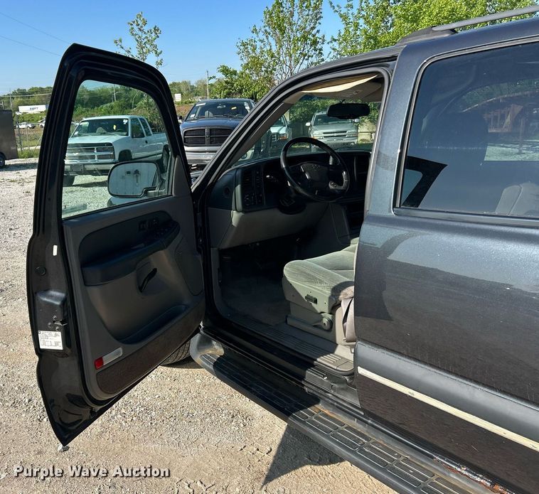 image for item EK8061 2003 Chevrolet Suburban SUV