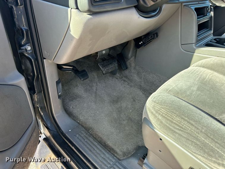 image for item EK8061 2003 Chevrolet Suburban SUV