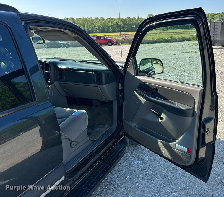 image for item EK8061 2003 Chevrolet Suburban SUV