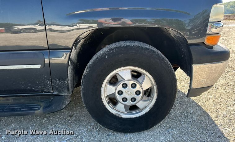 image for item EK8061 2003 Chevrolet Suburban SUV