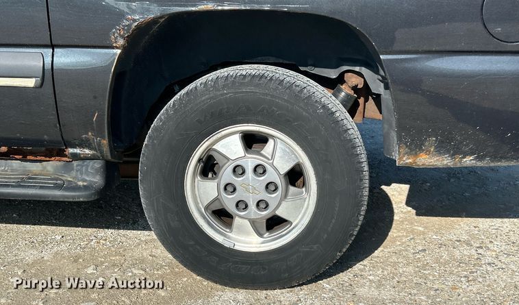 image for item EK8061 2003 Chevrolet Suburban SUV