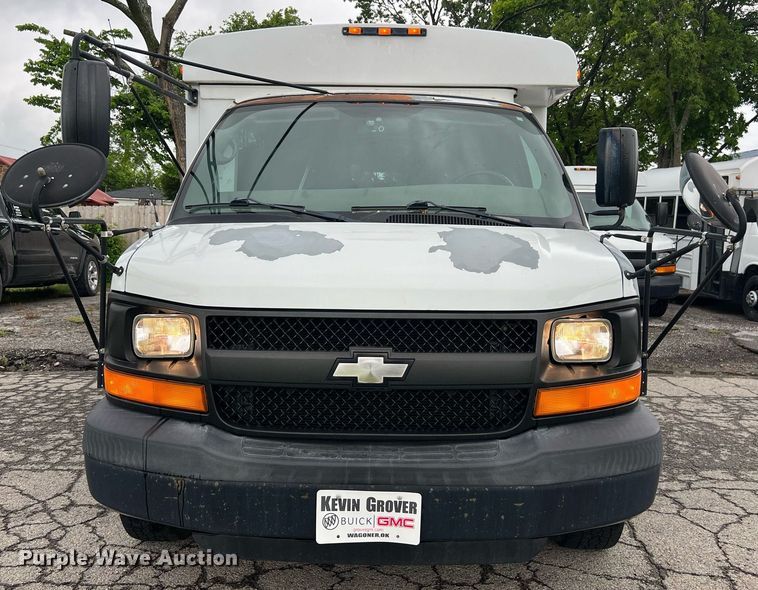 image for item EL2072 2007 Chevrolet Express 3500 shuttle bus